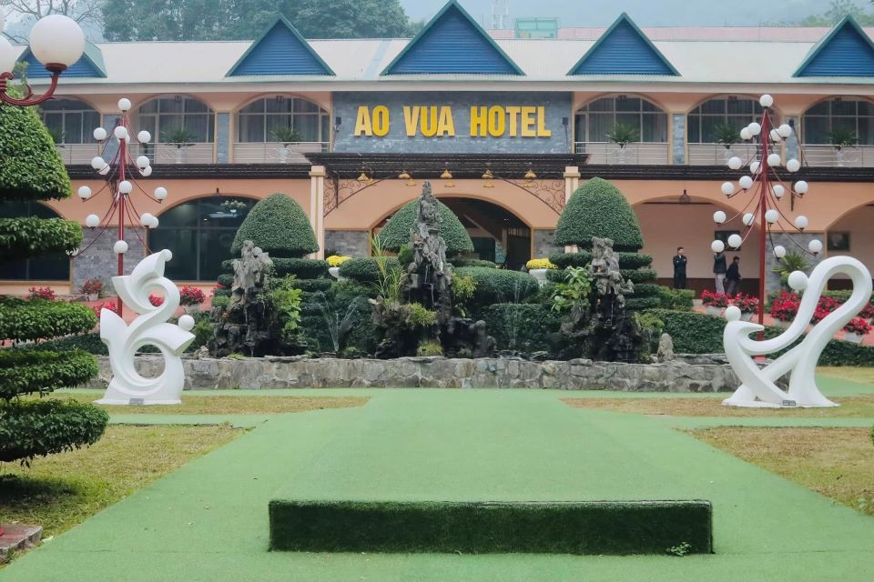 Ao Vua Hotel phục vụ lưu trú cho du khách trong khu du lịch.